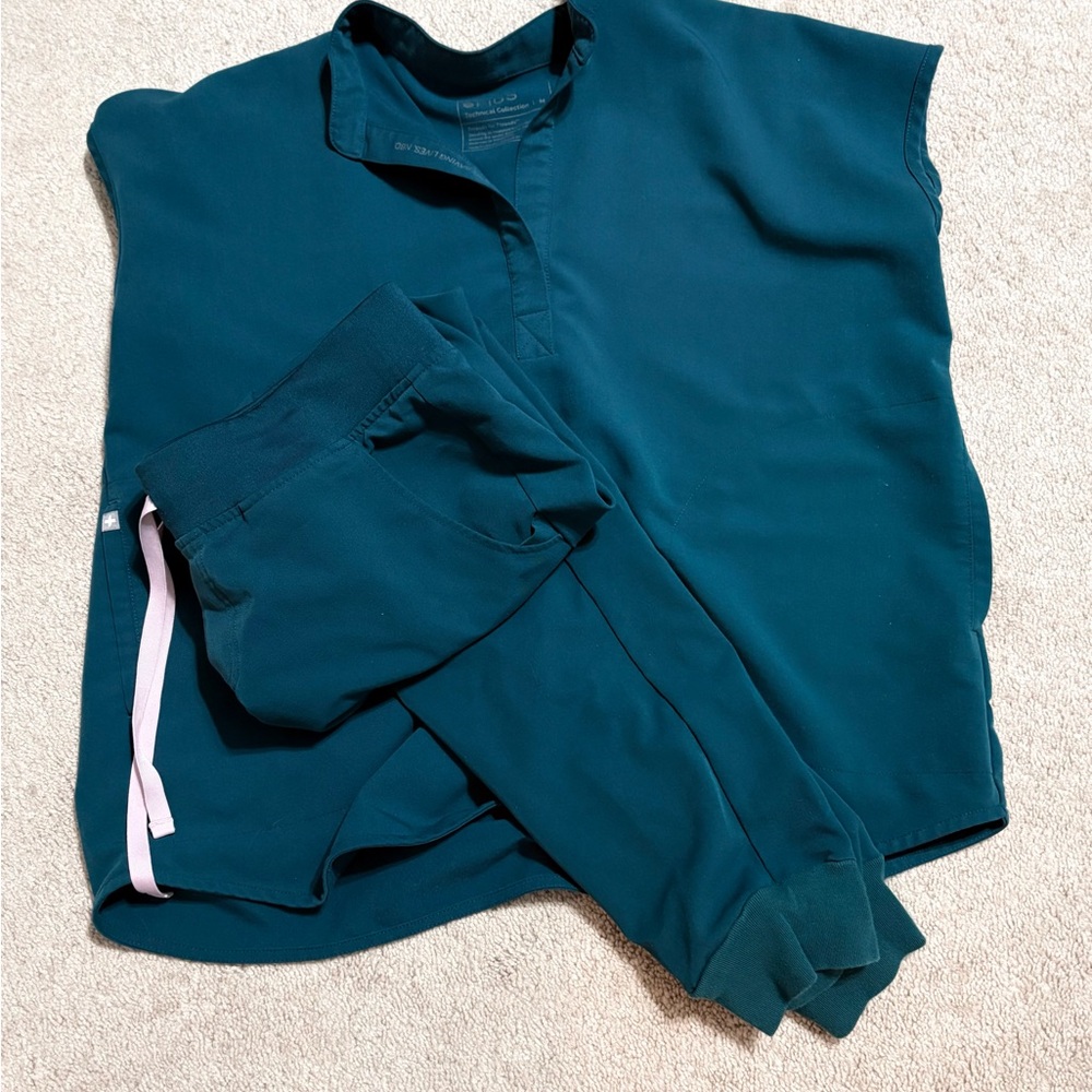 Figs scrubs size M